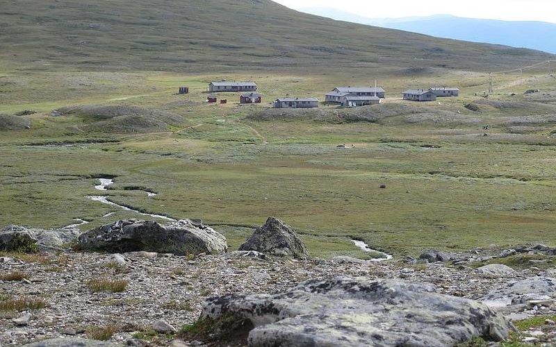 Vy över fjällstationen från Helagsmassivet