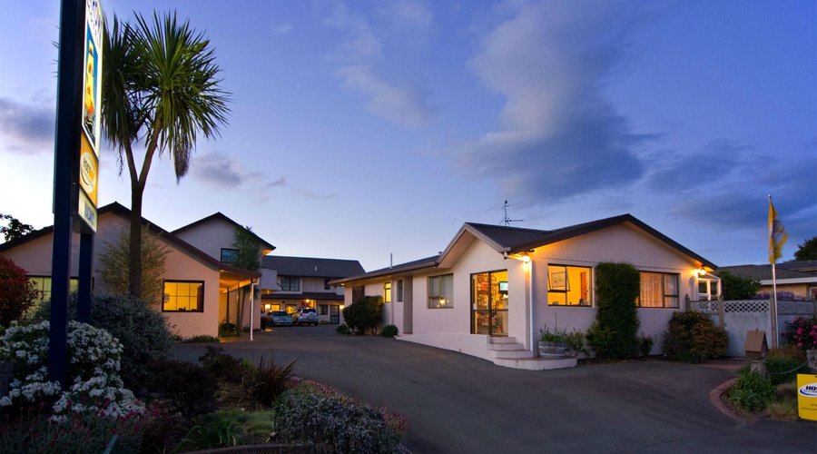 Arrow Motel at Dusk (street view)