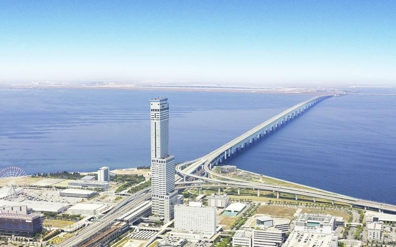市街地上空よりヘリ空撮したホテルと周辺