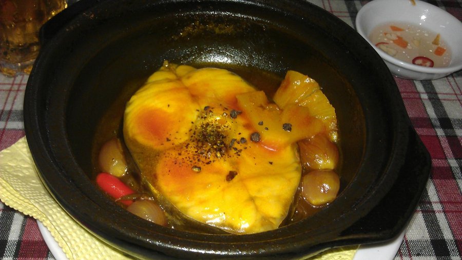 Stewed marckerel fish in clay pot.