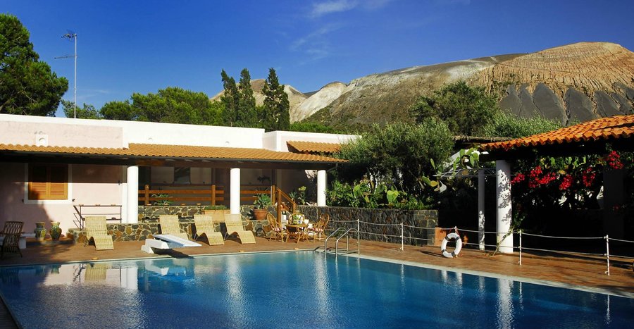 Vista della villa e del cratere