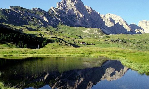 la Gran Fermeda si specchia nel laghetto Iman