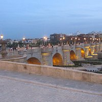Vista del puente al atardecer.