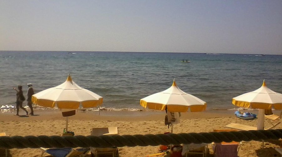 la spiaggia vista dal chiosco