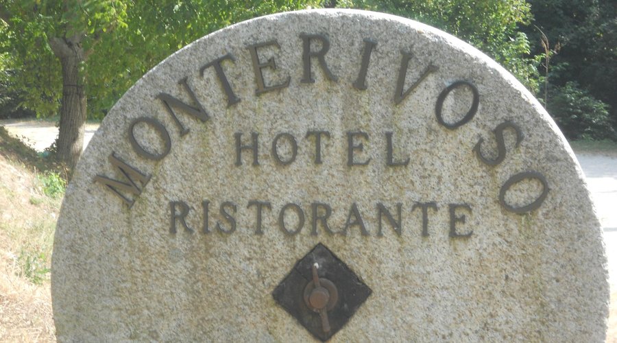 Insegna del locale (La vera pietra del Vecchio Mulino)