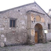 facciata con elementi di epoca romana, longobarda, medievale e barocca