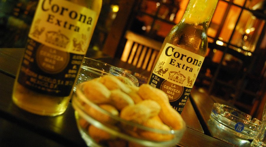 birra e arachidi nell'attesa