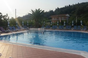 Πισίνα και παραλία
