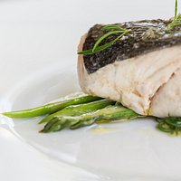 Ricciola con fiori di finocchio, asparagi verdi e agretti