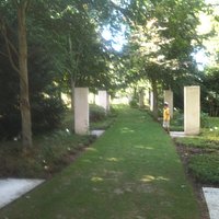 Il vialetto con le lapidi commemorative (una o più di una per anno)