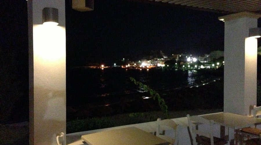 Vista notturna sulla spiaggia dell'Hotel