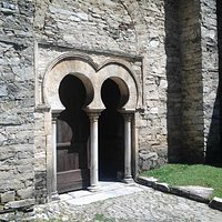 Puerta con doble arco de herradura.