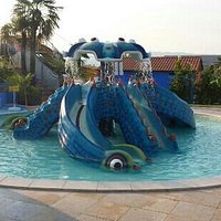 un toboggan pour les petit mai il y en a bien dotre
