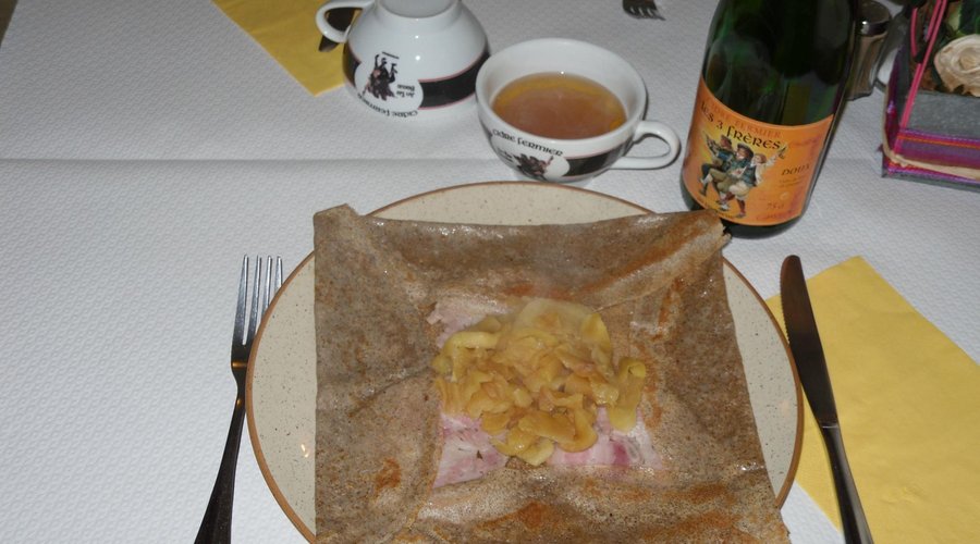 Crêpe traditionnelle à l'andouille de Baye et pommes poêlées