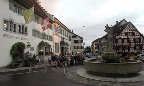 Vu de l'hôtel (à gauche) depuis la Rathausstrasse