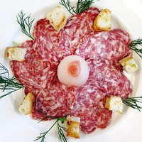 Salame nostrano piacentino con dadi di pane tostato e cipolline borettane