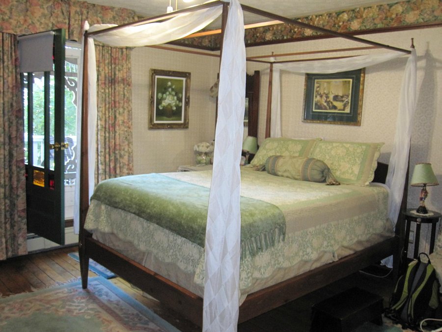 COLONIAL CHARM INN - Updated 2021 Prices, B&B Reviews, and Photos