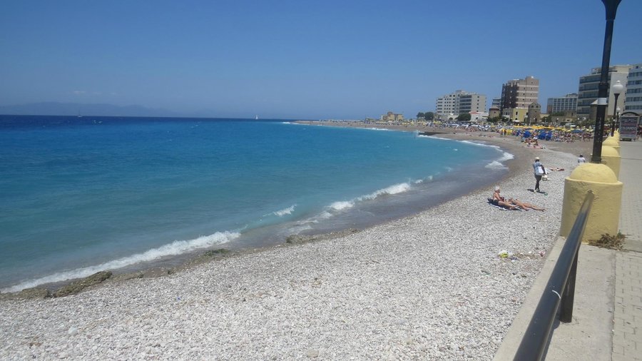 la playa a una cuadra