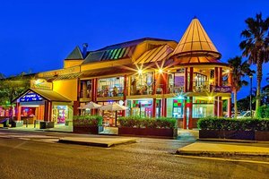 Ettalong Beach Tourist Resort in Ettalong Beach, image may contain: Neighborhood, Hotel, Lighting, City