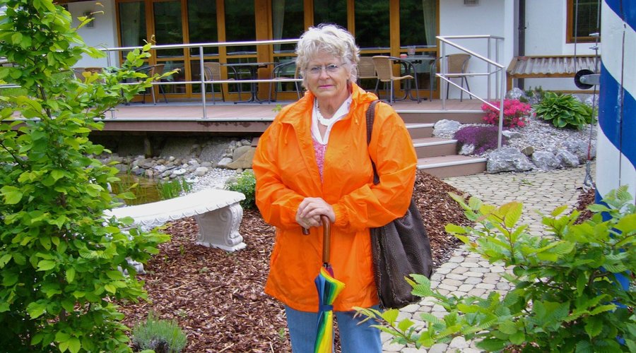 TERASSE UND FRÜHSTÜCKSRAUM IM HINTERGRUND