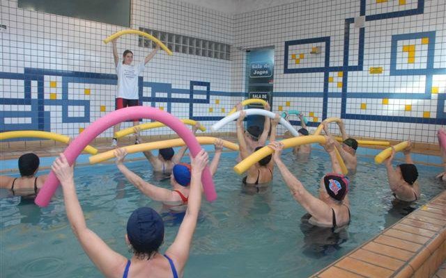 Pìscina aquecida e coberta com aulas de hidroginástica.