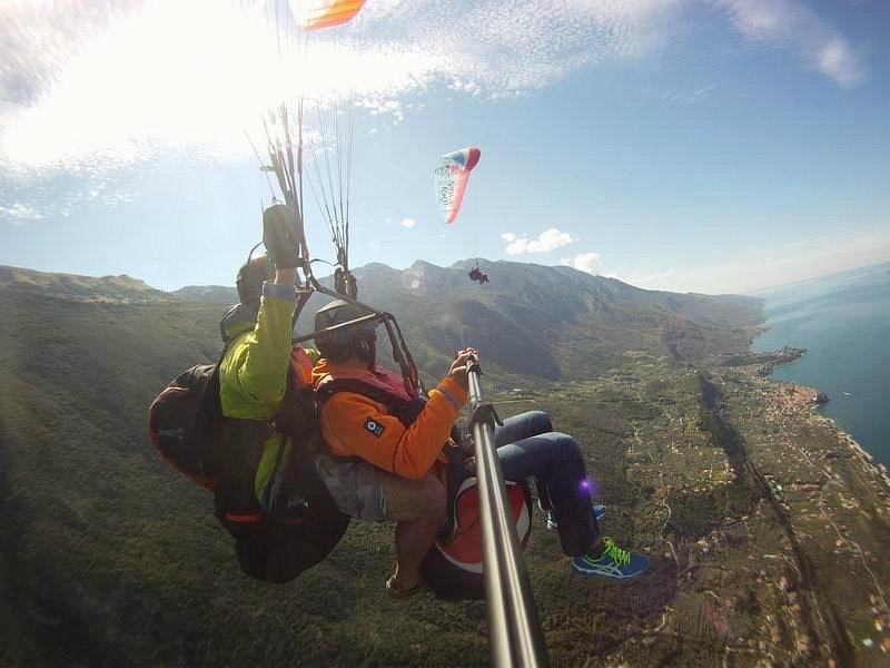 Tandem Paragliding Malcesine image