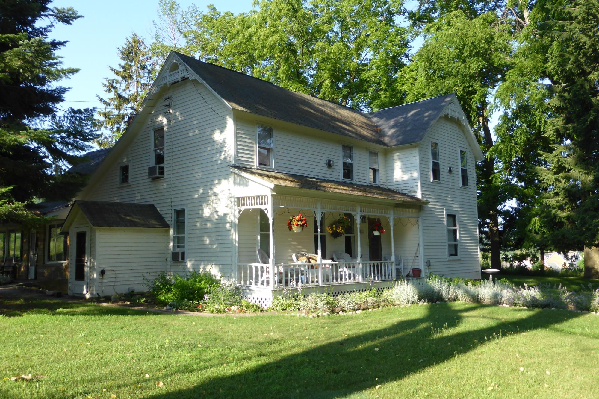 COTTONWOOD INN - Updated 2024 Prices & B&B Reviews (Empire, MI)