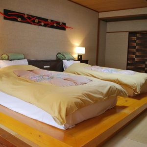 和モダンベッド部屋