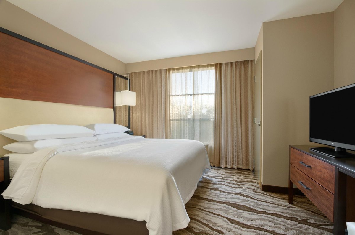 Embassy Suites Chattanooga / Hamilton Place - hotel rooms