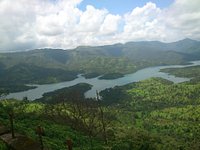 Koyna Dam: a) Picture of Koyna dam b) Typical NOF monolith section