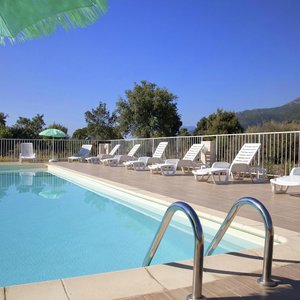piscine avec vue sur la montagne