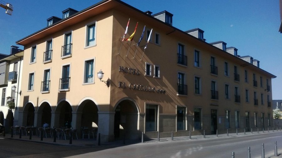 Fachada del hotel desde la Avenida del Castillo