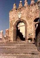 gli scaloni e la porta di ingresso al borgo