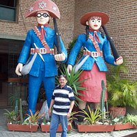 Estátuas de Lampião e Maria Botina que Ornamenta a Entrada do Museu.