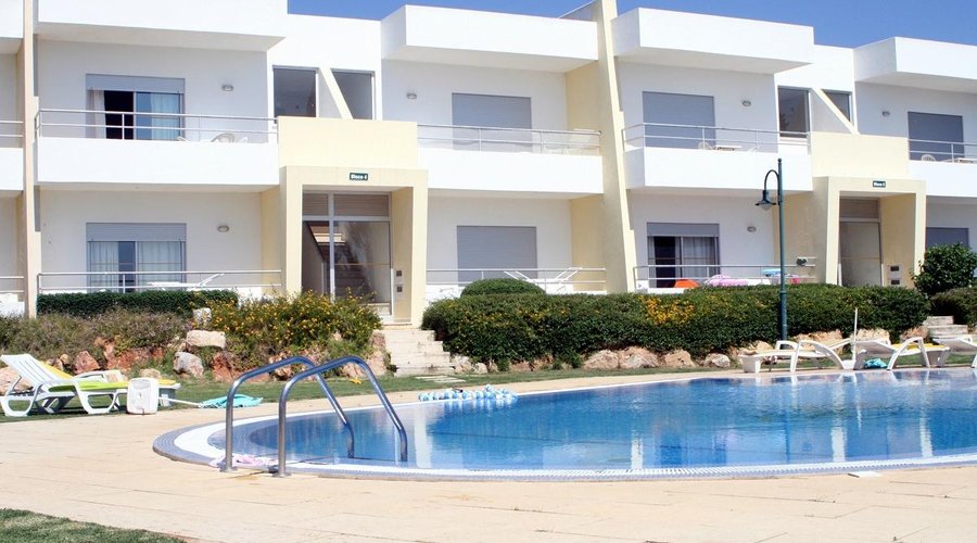 Vista do jardim/piscina para apartamentos