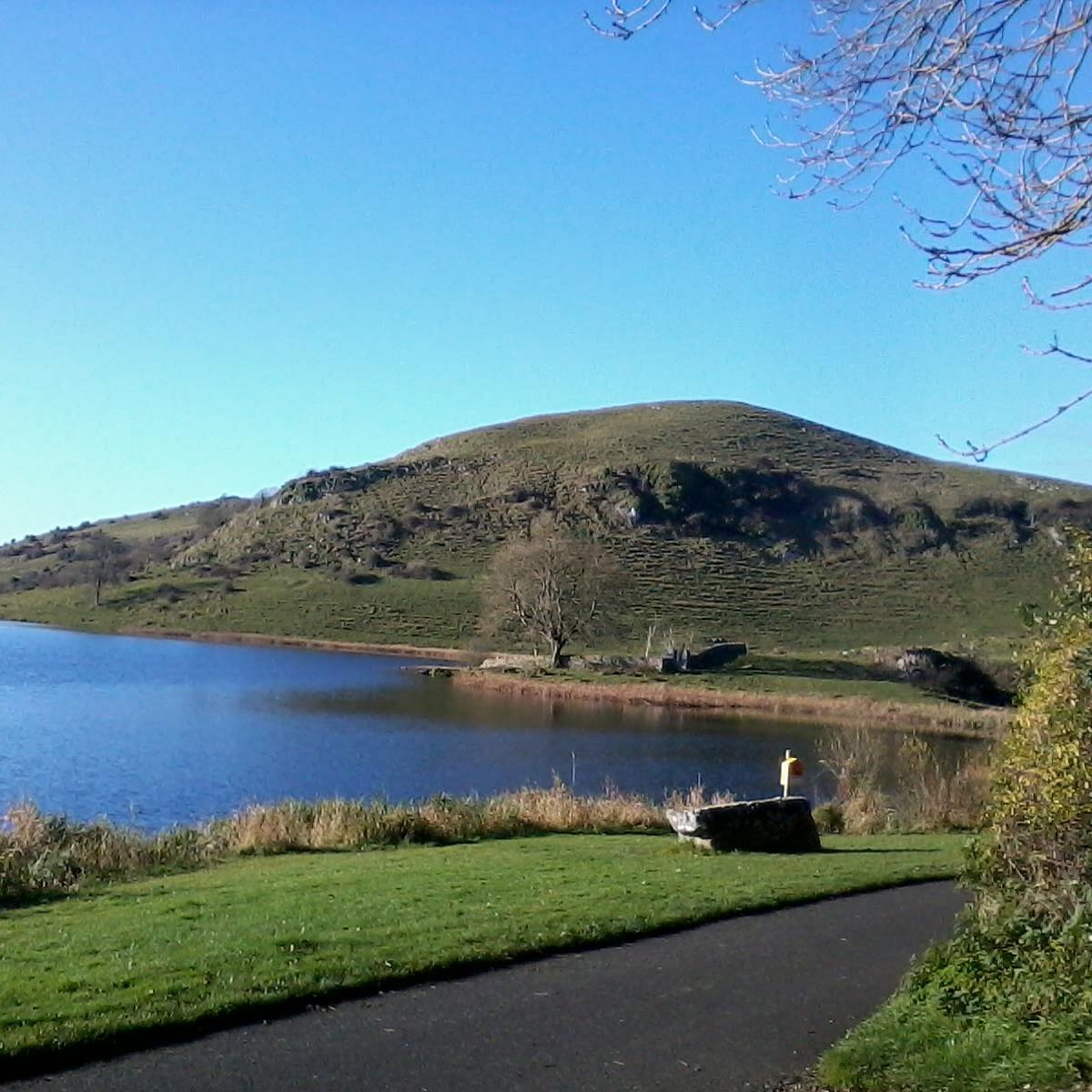 Лимерик Ирландия. Гора Lough Gur фото. Lough a/mo.