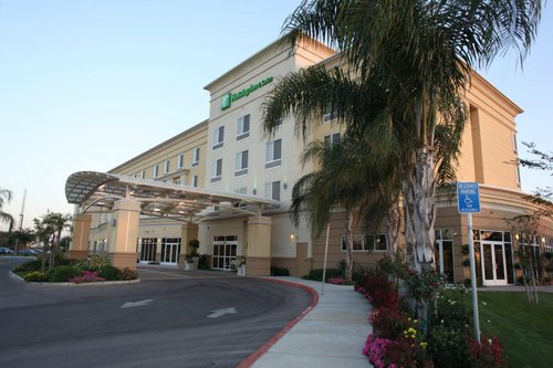 HOLIDAY INN & SUITES BAKERSFIELD, AN IHG HOTEL - Updated 2024 Prices ...