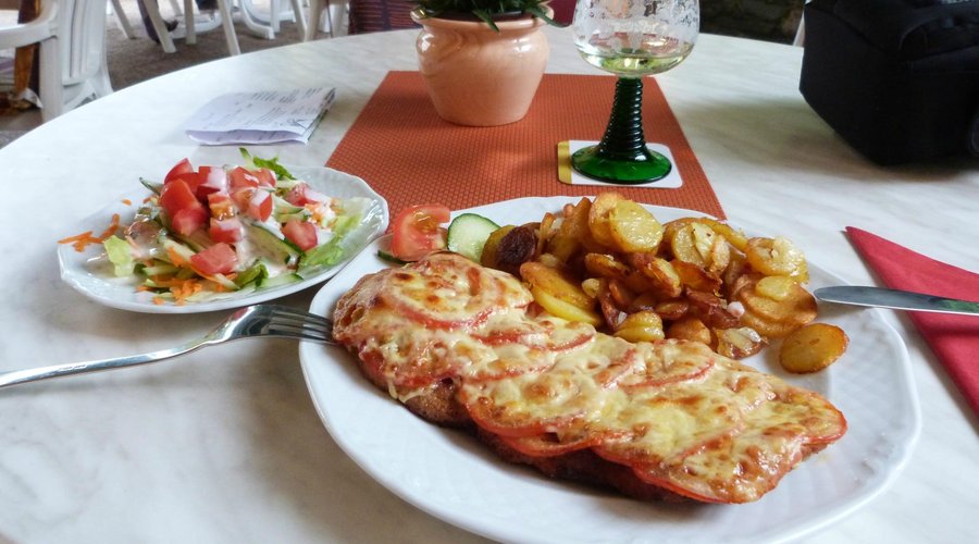 Schnitzel mit Käse und Tomaten überbacken, Bratkartoffeln und Salat