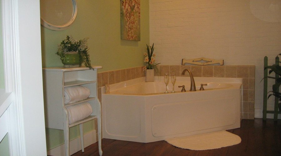 Jacuzzi Tub Room