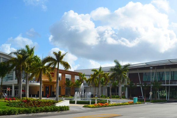 The redesigned Apple Dadeland has officially opened in Miami, Florida