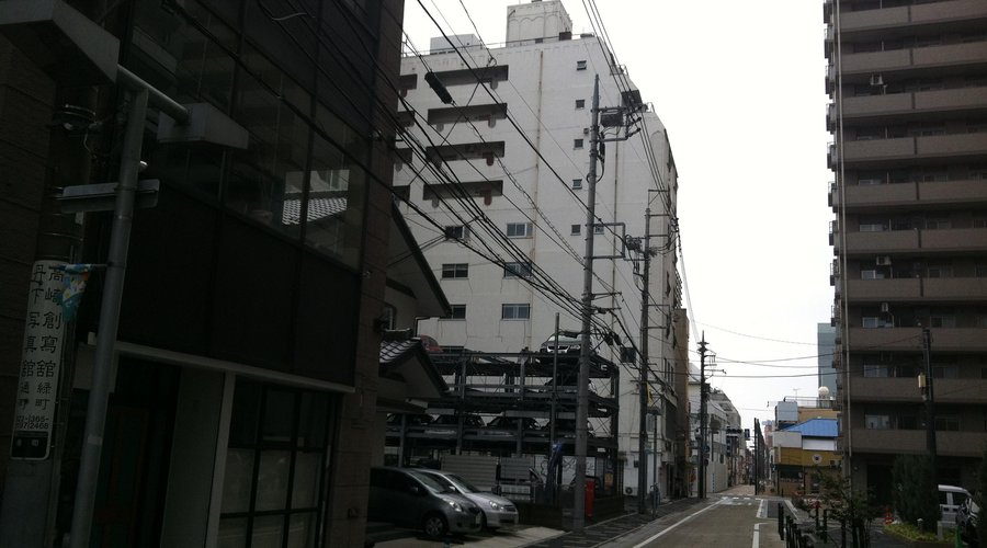 白い建物がこのホテル。上階はマンションになっているのかな？