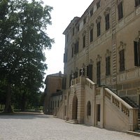 Vista della villa di Cavour dal parco
