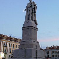 Piazza Galimberti, statua di Barbaroux