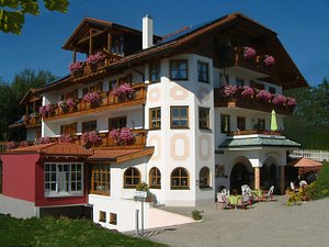 Hotel Brunnenhof in Bayerisch Eisenstein, image may contain: Hotel, Villa, Resort, Chair