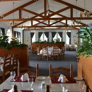Restaurant on the Knoll's dining room.
