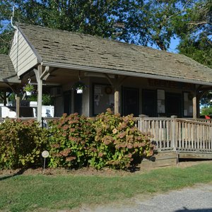 Main office - People with a welcoming smile