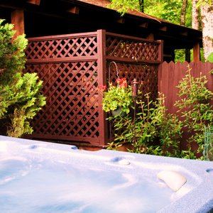 Private firepit hot tub garden off Albright Grove Loop Room
