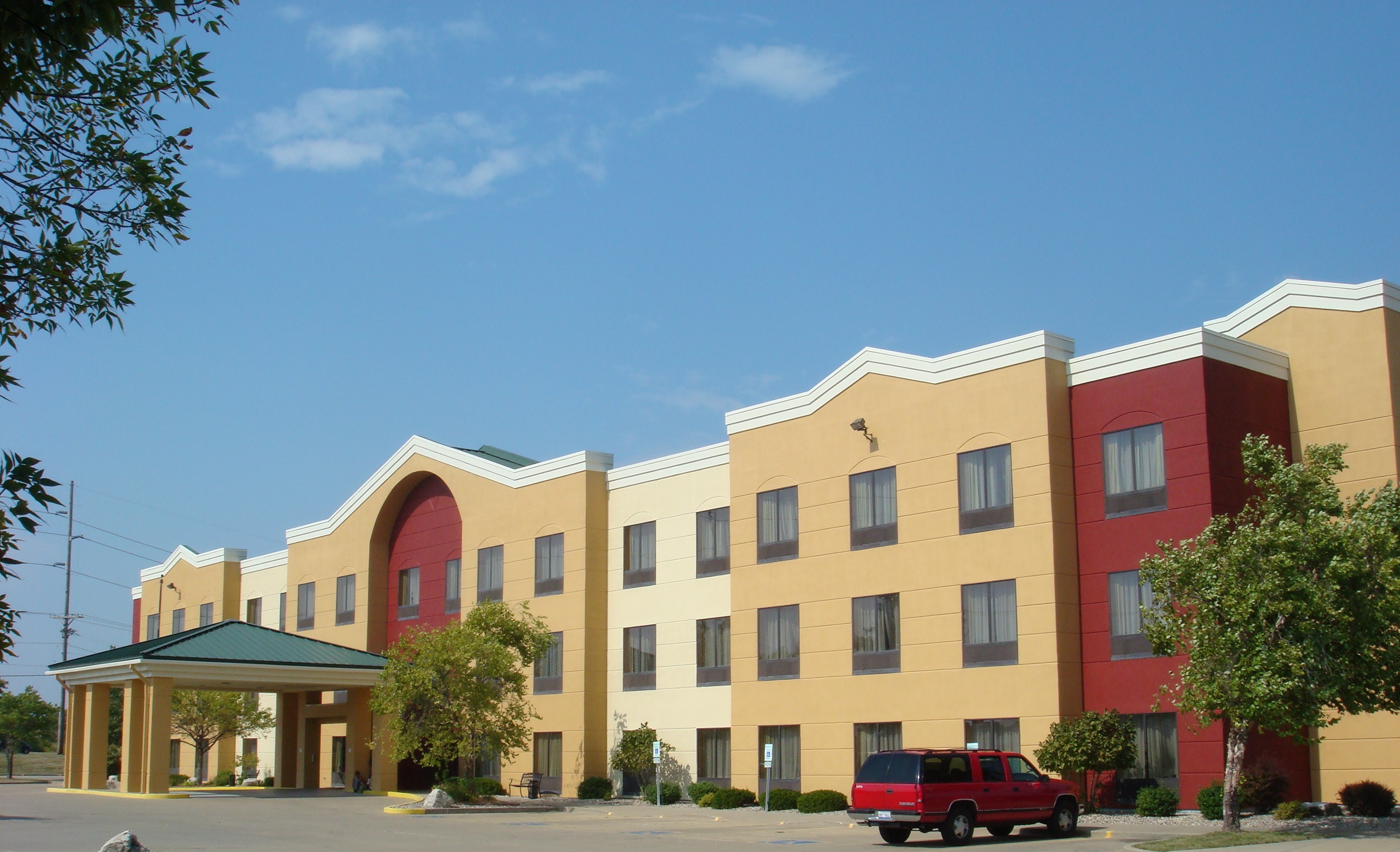 COMFORT SUITES NEAR ROUTE 66 - Updated 2024 Prices & Hotel Reviews ...