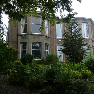 Blick vom Garten auf das Hotel