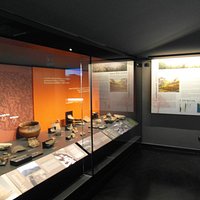 Una delle vetrine della sezione archeologica